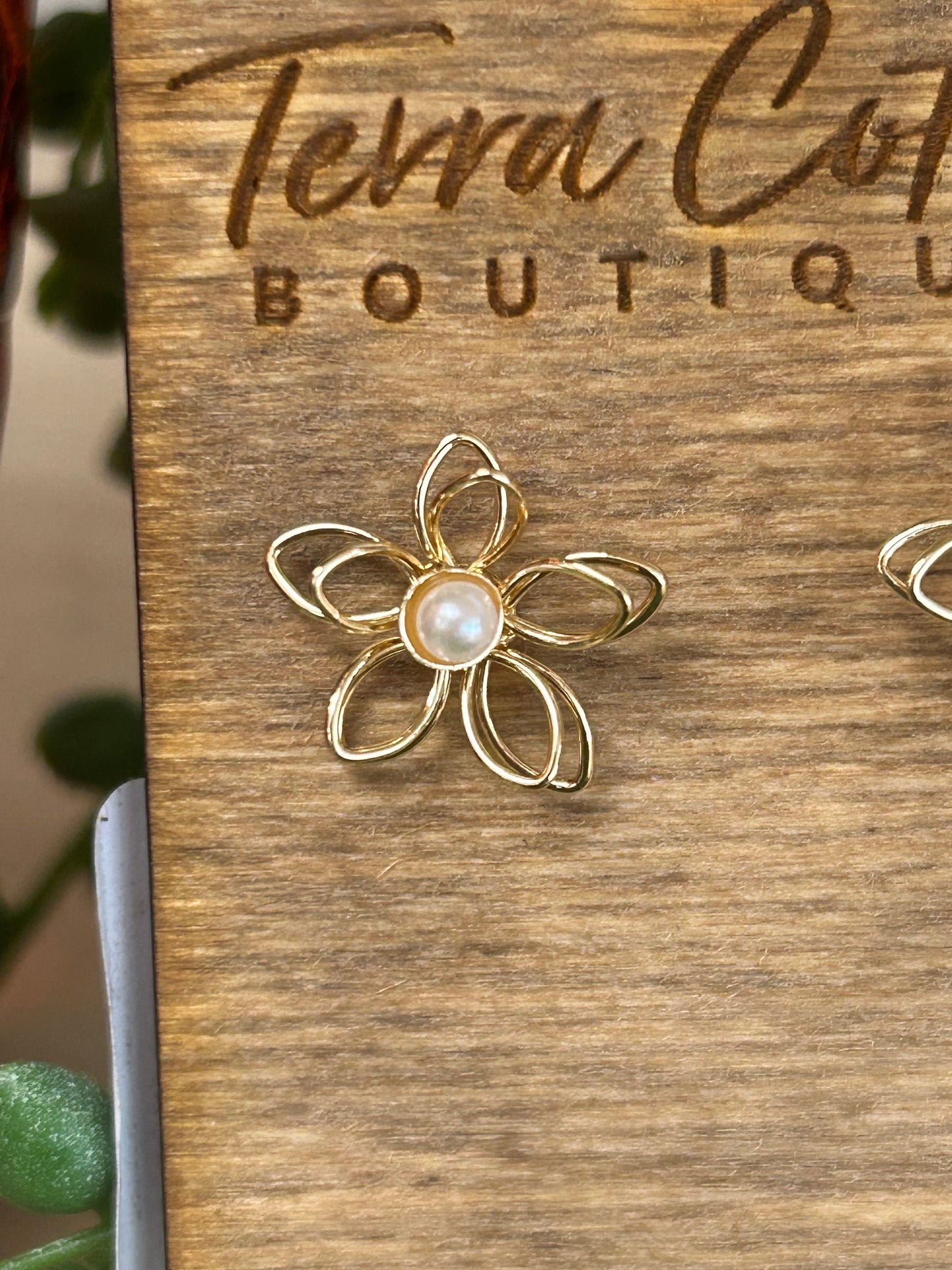 Dainty Wire Flower Pearl Stud Earrings