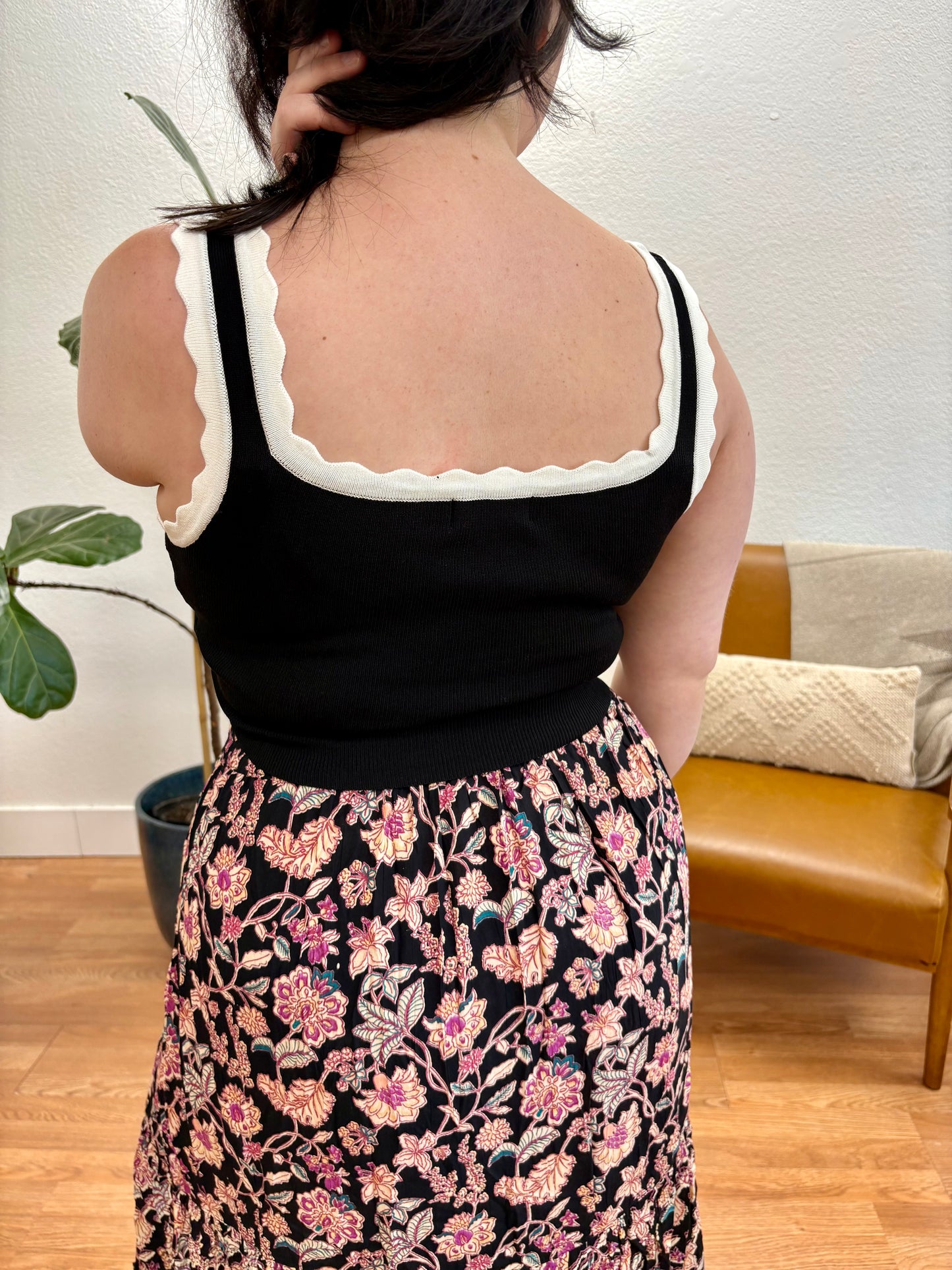 Black Contrast Scallop Crop Tank