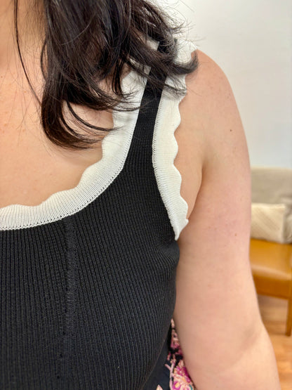 Black Contrast Scallop Crop Tank